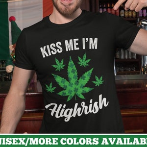 Beije-me, eu sou camisa Highrish Beije-me, eu sou irlandês Camisa engraçada do Dia de São Patrício Presentes do Dia de São Patrício Camisa engraçada do trevo Camisa da folha da maconha