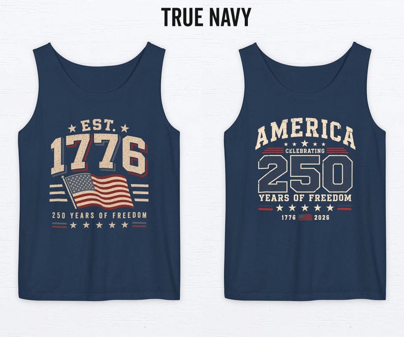 以下が含まれることがあります： 2 つのネイビーブルーのタンクトップ。1 つはアメリカ国旗と「EST. 1776」と「250 YEARS OF FREEDOM」と書かれています。もう 1 つは「AMERICA CELEBRATING 250 YEARS OF FREEDOM 1776-2026」と書かれています。
