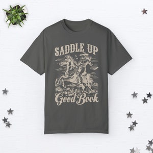 Bookish Cowgirl Shirt Cowboy Romance Shirt Howdy Shirt Yeehaw Shirt Smut Book Lover Gift Romance Reader Shirt Vintage Western Graphic Tee Pepper
