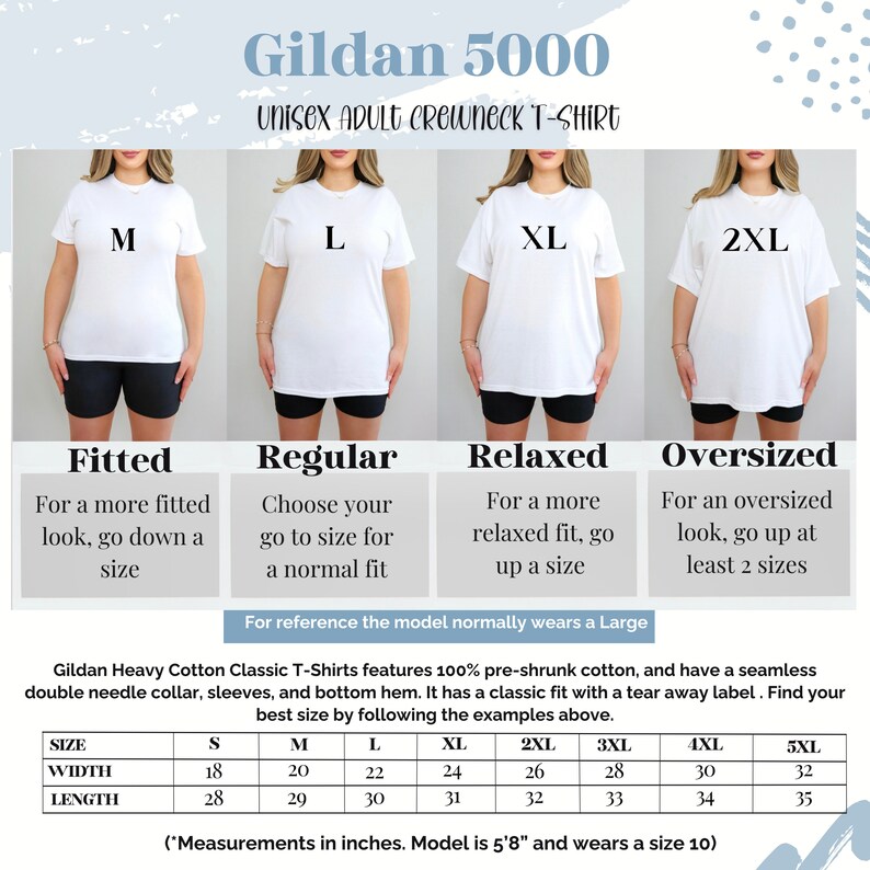 Pu&ograve; includere: Una tabella delle taglie per le magliette a collo rotondo unisex per adulti Gildan 5000. La tabella mostra le diverse taglie disponibili, dalla S alla 5XL, e le misure di larghezza e lunghezza corrispondenti in pollici. La tabella include anche una descrizione della vestibilit&agrave; per ogni taglia: Attillata, Regular, Rilassata e Oversized. Il modello indossa normalmente una taglia L.