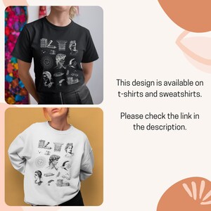 Puede incluir: Una sudadera blanca y una camiseta negra con un estampado gr&aacute;fico de un dise&ntilde;o blanco que presenta una variedad de im&aacute;genes, incluyendo un busto de un hombre, una luna creciente, un sol, una taza, libros y una columna. El texto "This design is available on t-shirts and sweatshirts. Please check the link in the description." es visible en la imagen.