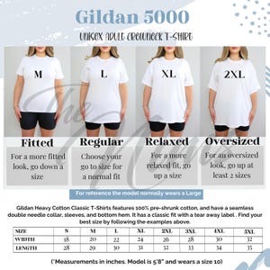 K&ouml;nnte beinhalten: Wei&szlig;e Gildan 5000 Unisex-T-Shirts mit Rundhalsausschnitt in den Gr&ouml;&szlig;en M, L, XL und 2XL werden an Models gezeigt. Das Bild enth&auml;lt eine Gr&ouml;&szlig;entabelle mit Ma&szlig;en in Zoll f&uuml;r die Gr&ouml;&szlig;en S bis 5XL. Die Shirts bestehen aus vorgeschrumpfter Baumwolle.