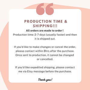 以下が含まれることがあります： ピンクと白のグラフィックで、「PRODUCTION TIME & SHIPPING!!! すべての注文は受注生産です！ 生産時間は2〜7日（通常はもっと早く）で、その後発送されます。 注文を変更またはキャンセルしたい場合は、購入後8時間以内にご連絡ください。 生産が開始されると、変更またはキャンセルすることはできません。 迅速な配送をご希望の場合は、購入前にEtsyメッセージでご連絡ください。 ありがとう！ 」というテキストが表示されています。