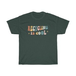 K&ouml;nnte beinhalten: Ein dunkelgr&uuml;nes T-Shirt mit dem Text "Recycling is cool" in einer Retro-Schriftart mit bunten Buchstaben und Smileys.