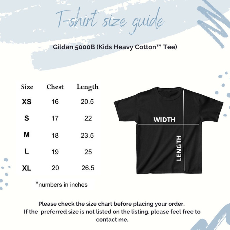Peut inclure: Un tableau des tailles pour les t-shirts Gildan 5000B Kids Heavy Cotton Tee. Le tableau indique la taille, la mesure de la poitrine en pouces et la longueur en pouces pour les tailles XS, S, M, L et XL. Un t-shirt noir est pr&eacute;sent&eacute; avec les mesures de largeur et de longueur indiqu&eacute;es.