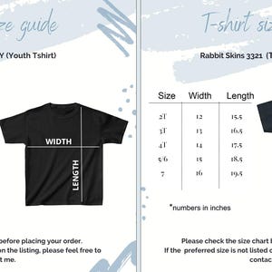 K&ouml;nnte beinhalten: Eine Gr&ouml;&szlig;entabelle f&uuml;r T-Shirts f&uuml;r Jugendliche und Kleinkinder. Der Leitfaden enth&auml;lt Ma&szlig;e in Zoll f&uuml;r Brust, Breite und L&auml;nge. Die Gr&ouml;&szlig;en f&uuml;r Jugend-T-Shirts Bella Canvas 3001Y reichen von S bis XL. Die Gr&ouml;&szlig;en f&uuml;r Kleinkinder Rabbit Skins 3321 reichen von 2T bis 7.