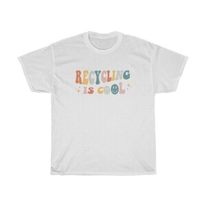 K&ouml;nnte beinhalten: Wei&szlig;es T-Shirt mit dem Text "Recycling is cool" in bunter Retro-Schrift mit einem Smiley.