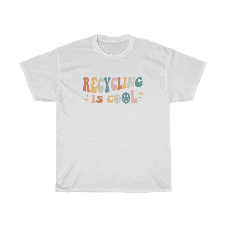 K&ouml;nnte beinhalten: Wei&szlig;es T-Shirt mit dem Text "Recycling is cool" in bunter Retro-Schrift mit einem Smiley.