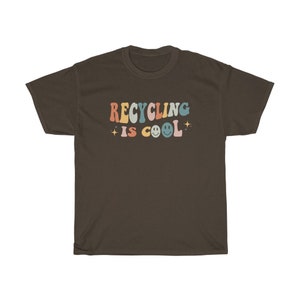K&ouml;nnte beinhalten: Ein braunes T-Shirt mit dem Text "Recycling is Cool" in Regenbogenfarben mit Smileys.