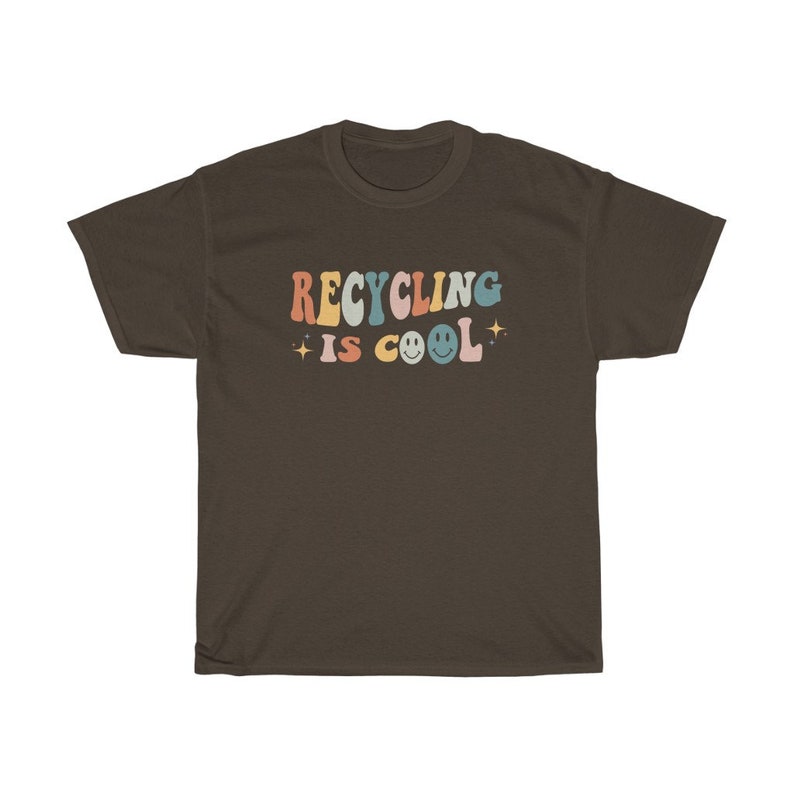 K&ouml;nnte beinhalten: Ein braunes T-Shirt mit dem Text "Recycling is Cool" in Regenbogenfarben mit Smileys.