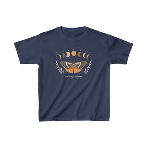 Peut inclure: T-shirt bleu marine avec un motif de papillon avec des phases de lune et des &eacute;toiles. Le texte "seek magic everyday" est imprim&eacute; sous le papillon.
