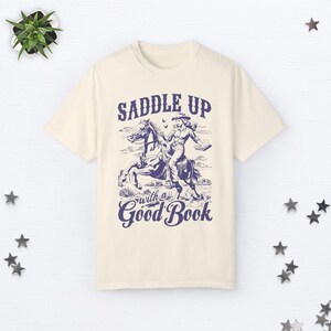 Bookish Cowgirl Shirt Cowboy Romance Shirt Howdy Shirt Yeehaw Shirt Smut Book Lover Gift Romance Reader Shirt Vintage Western Graphic Tee Ivory