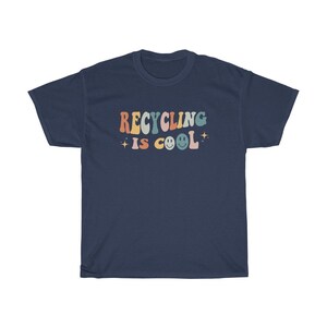 K&ouml;nnte beinhalten: Ein marineblaues T-Shirt mit dem Text "Recycling is Cool" in einer Retro-Schriftart mit bunten Buchstaben und Smileys.