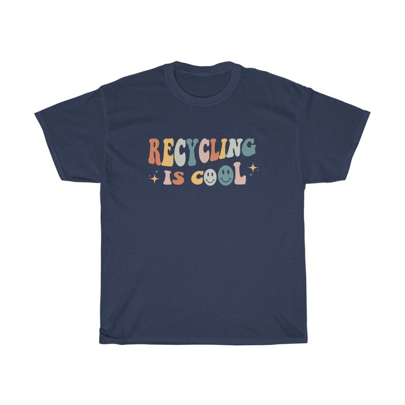 K&ouml;nnte beinhalten: Ein marineblaues T-Shirt mit dem Text "Recycling is Cool" in einer Retro-Schriftart mit bunten Buchstaben und Smileys.