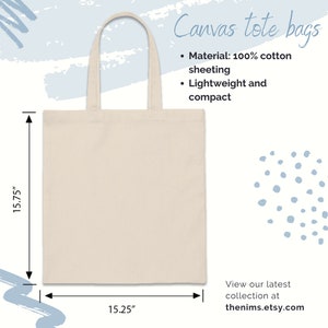 Pu&ograve; includere: Una borsa tote in tela bianca semplice, con un'altezza di 40 cm e una larghezza di 38,7 cm. La borsa &egrave; realizzata in tela di cotone 100% ed &egrave; leggera e compatta.