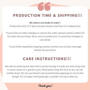 Puede incluir: Un gr&aacute;fico informativo rectangular blanco con un borde rosa claro y un icono de comillas rosa en la parte superior. El texto incluye encabezados para PRODUCTION TIME & SHIPPING y CARE INSTRUCTIONS, seguidos de instrucciones detalladas.