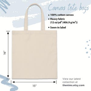 K&ouml;nnte beinhalten: Eine cremefarbene Tragetasche aus Baumwoll-Canvas mit zwei Henkeln. Der Text gibt 100 % Baumwoll-Canvas, schwerer Stoff, 406,9 g/m2 und ein eingen&auml;htes Etikett an. Die Ma&szlig;e betragen 40,64 cm H&ouml;he und 38,1 cm Breite. Der Text lautet Canvas tote bags.