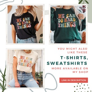 Op de afbeelding: Drie verschillende T-shirts met de tekst "We can do hard things" in een retro regenboog-lettertype met bloemen. De shirts zijn zwart, cr&egrave;me en groen.