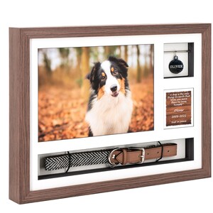 Pode incluir: Uma moldura de madeira marrom com um passe-partout branco e uma foto de um c&atilde;o preto e branco. A moldura tamb&eacute;m inclui uma pequena placa com o nome do c&atilde;o e as datas, uma etiqueta de identifica&ccedil;&atilde;o e uma coleira de c&atilde;o.
