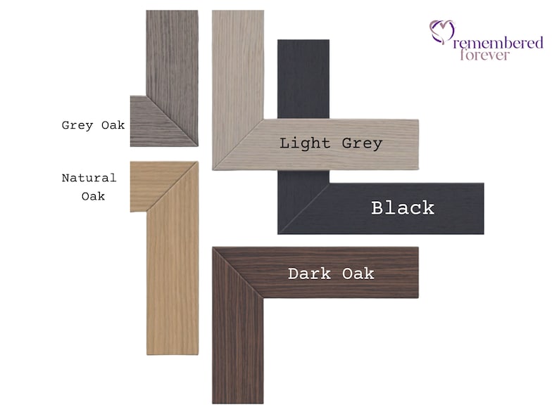 Puede incluir: Cuatro muestras de marcos en diferentes tonos de madera y colores, incluyendo Roble Gris, Roble Natural, Roble Oscuro, Gris Claro y Negro. Las muestras est&aacute;n dispuestas en forma de cruz. El texto "remembered forever" est&aacute; en la esquina superior derecha de la imagen.