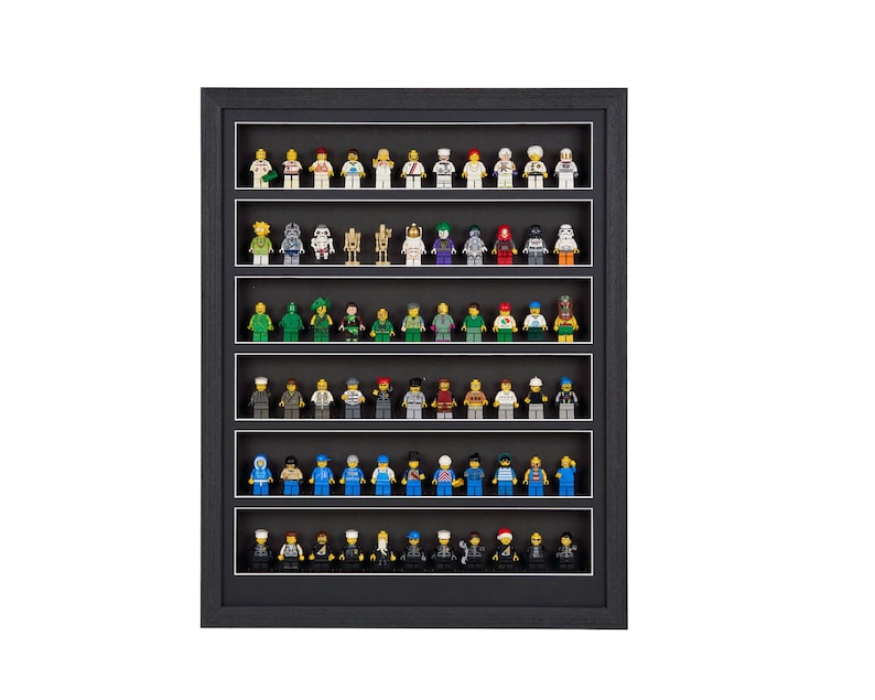 Puede incluir: Una vitrina enmarcada en negro con siete estantes, cada uno con una fila de figuras Lego en miniatura. Las figuras son de varios colores y dise&ntilde;os, incluyendo verde, azul, rojo y amarillo.