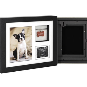 Puede incluir: Caja de sombra negra con una foto de un cachorro Boston Terrier, una placa de perro con el nombre "Cassie" y una pequeña pizarra con el texto "You came into our lives and left paw prints on our hearts. Cassie 2019-2020".