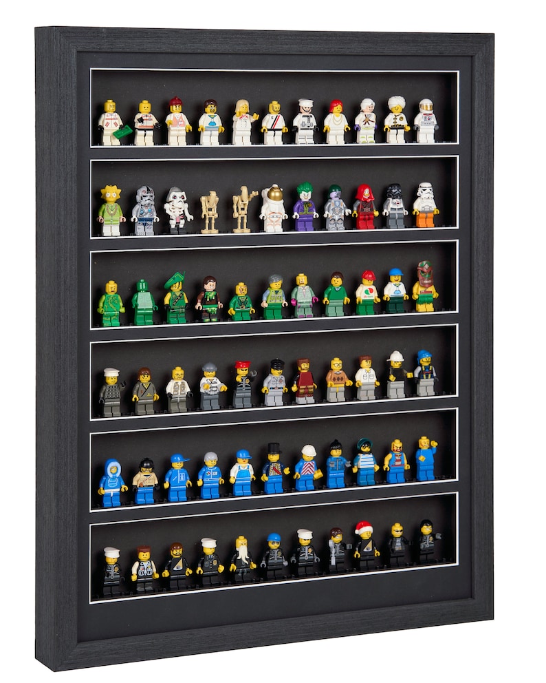 Puede incluir: Una vitrina negra de madera con cinco estantes, cada uno con una fila de minifiguras Lego en miniatura. Las minifiguras est&aacute;n dispuestas en filas y son de diferentes colores y dise&ntilde;os.