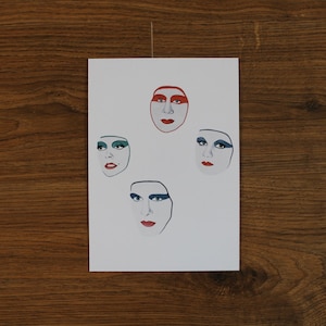 Puede incluir: Cuatro caras estilizadas con maquillaje de diferentes colores sobre un fondo blanco. Las caras están dibujadas en un estilo simple con contornos negros y un mínimo de detalles. El maquillaje es atrevido y colorido, con acentos rojos, azules y verdes.