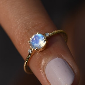 Anillo de compromiso con piedra lunar/Anillo redondo con piedra lunar arcoíris/Anillo de compromiso de oro de 14 k/Anillo delicado con piedra lunar/Joyería con piedra lunar/Joyería con piedra natal de junio