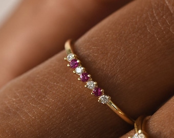 Anel de eternidade em ouro 14k com rubis e diamantes, aliança minimalista para usar em conjunto com outros anéis.