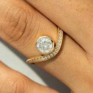 Round Cut Moissanite Engagement Ring,Bezel Set Moissanite Band,14K Solid Gold,Curved Diamond Moissanite Wedding Ring,Unique Bridal Gift Idea