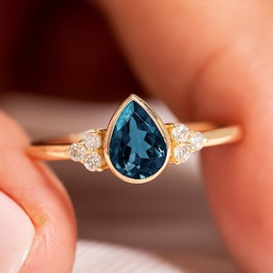 Birne geschnitten London Blautopas Verlobungsring, 14k Solid Gold Cluster Diamant Ring, Solitär Vorschlag Ring, zarter Schmuck, eleganter Versprechen Ring