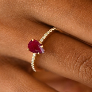 Handgemachter Rubin Verlobungsring / roter Steinring / 14k Massivgold / Juli Geburtsstein / natürlicher Rubin / Diamant Eternity Band / zierlicher Ehering