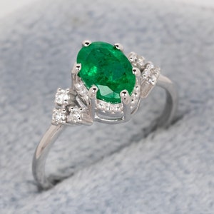 Oval Emerald Diamond Cluster Ring, 14k Solid Gold, Green Gemstone Wedding Ring, May Birthday Gift, Minimalist Gold Ring, Emerald Jewelry