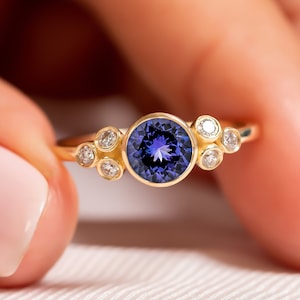 14Kタンザナイトジェムストーンゴールドリング、ダイヤモンドクラスター結婚指輪、ラウンドカットベゼルセットソリティアリング、ブルーブライダルリング、ガールフレンドへのギフト