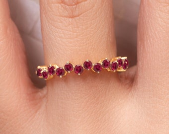 Anello Half Eternity con rubino, anello impilabile in oro giallo 14k, fede nuziale unica, anello minimalista con pietra portafortuna di luglio, gioielleria raffinata, regalo per la moglie