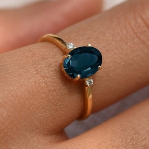 Natural Blue Topaz Engagement Ring,14K Solid Gold,Minimal Wedding Ring,Prong Set,Natural London Blue Topaz,Three Stone Ring,Dainty Jewelry