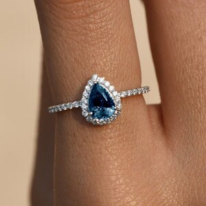 Anillo de halo de topacio azul, anillo nupcial de oro amarillo azul intenso, delicado anillo de promesa para mujer, piedra natal de diciembre, anillo de eternidad de diamantes, para regalo