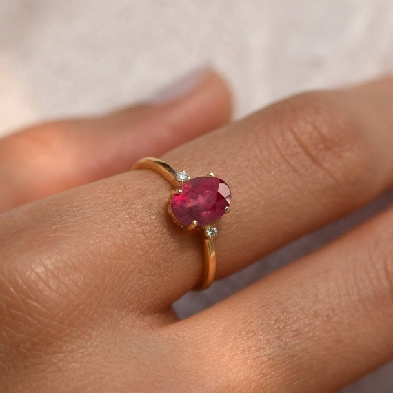 Anillo de compromiso con piedra preciosa de rubi en oro rosa Anillo con piedra de nacimiento