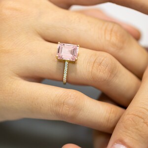 14k Solid Gold Rosa Morganit Ring / Morganit Ring im Smaragdschliff / 14K Diamant Band / Solitär Ehering / Vorschlag Ring / moderner Verlobungsring