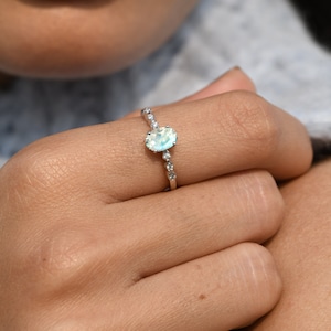 Anillo de piedra lunar de oro macizo de 14 quilates, anillo de compromiso con piedra lunar natural, anillo de compromiso con diamantes en racimo, anillo de declaración delicado, anillo de piedra lunar solitario