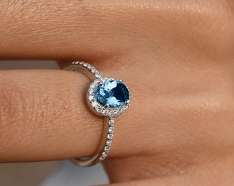 Anello con pavé di topazio blu in oro, anello con topazio blu di Londra, anello in oro 18 carati con diamanti, anello ovale, anello in oro con pavé, gioielli estivi, anello di fidanzamento