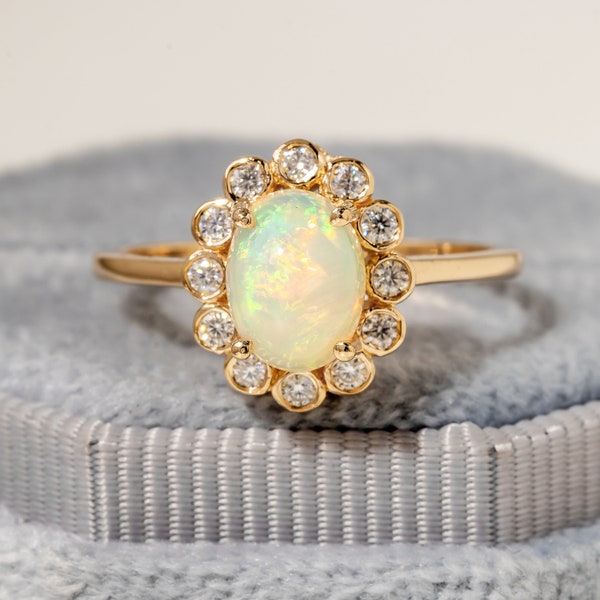 Anillo de compromiso con ópalo etíope y halo de diamantes en oro rosa macizo de 14 k.