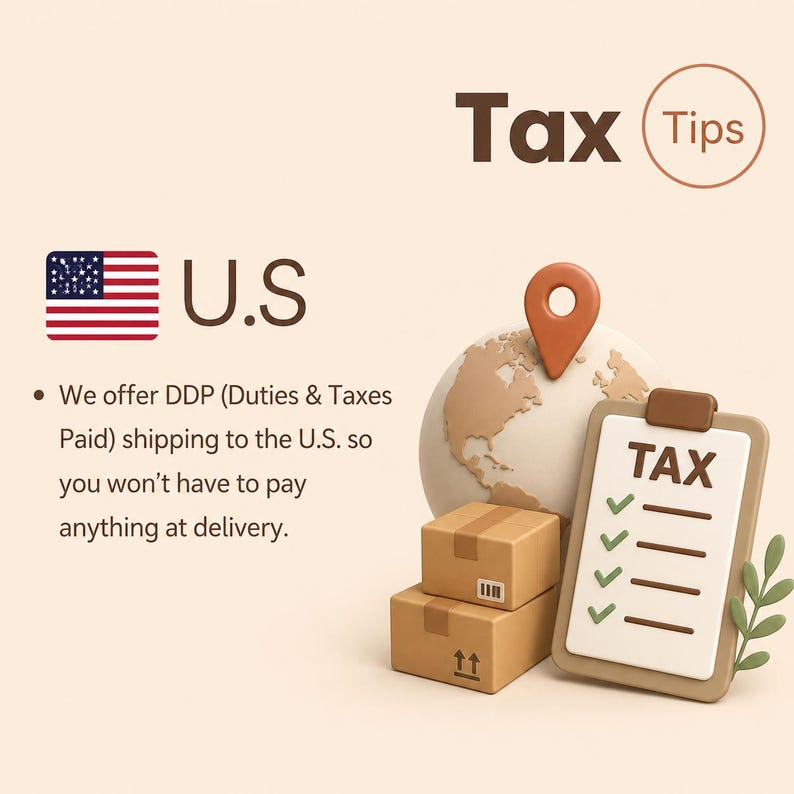 Może przedstawiać: Ilustracja z tekstem "Tax Tips" i "U.S." obok amerykańskiej flagi. Widoczna jest r&oacute;wnież kula ziemska, schowek z napisem "TAX" i znacznikami wyboru oraz dwa kartonowe pudełka.