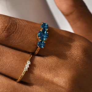 Three Stone Blue Topaz Everyday Ring, Prong Set, Round Engagement Ring, 14k Gold Jewelry, Blue Wedding Minimalist Ring, Fine Gemstone Ring