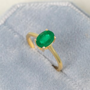 Oval Emerald Solitaire Ring in 14k Gold, Minimal Green Gemstone Ring, May Birthstone Wedding Band, Simple Prong Set Emerald Proposal Ring