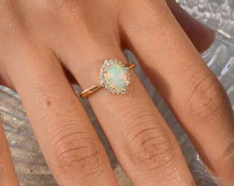 Anillo de ópalo y diamantes 14k oro sólido anillo de compromiso de ópalo etíope anillo de diamantes halo anillo de boda minimalista anillo de cabujón de ópalo regalo nupcial
