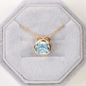Colar flutuante solitário redondo com pingente de água-marinha natural, joia delicada de água-marinha, pingente de ouro maciço 14k, colar com pedra preciosa azul para ela