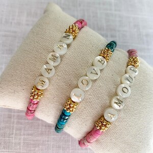 Pulsera elástica con letras de nácar personalizable