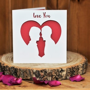 Carte de Saint-Valentin unique du même sexe, découpée dans du papier, faite main